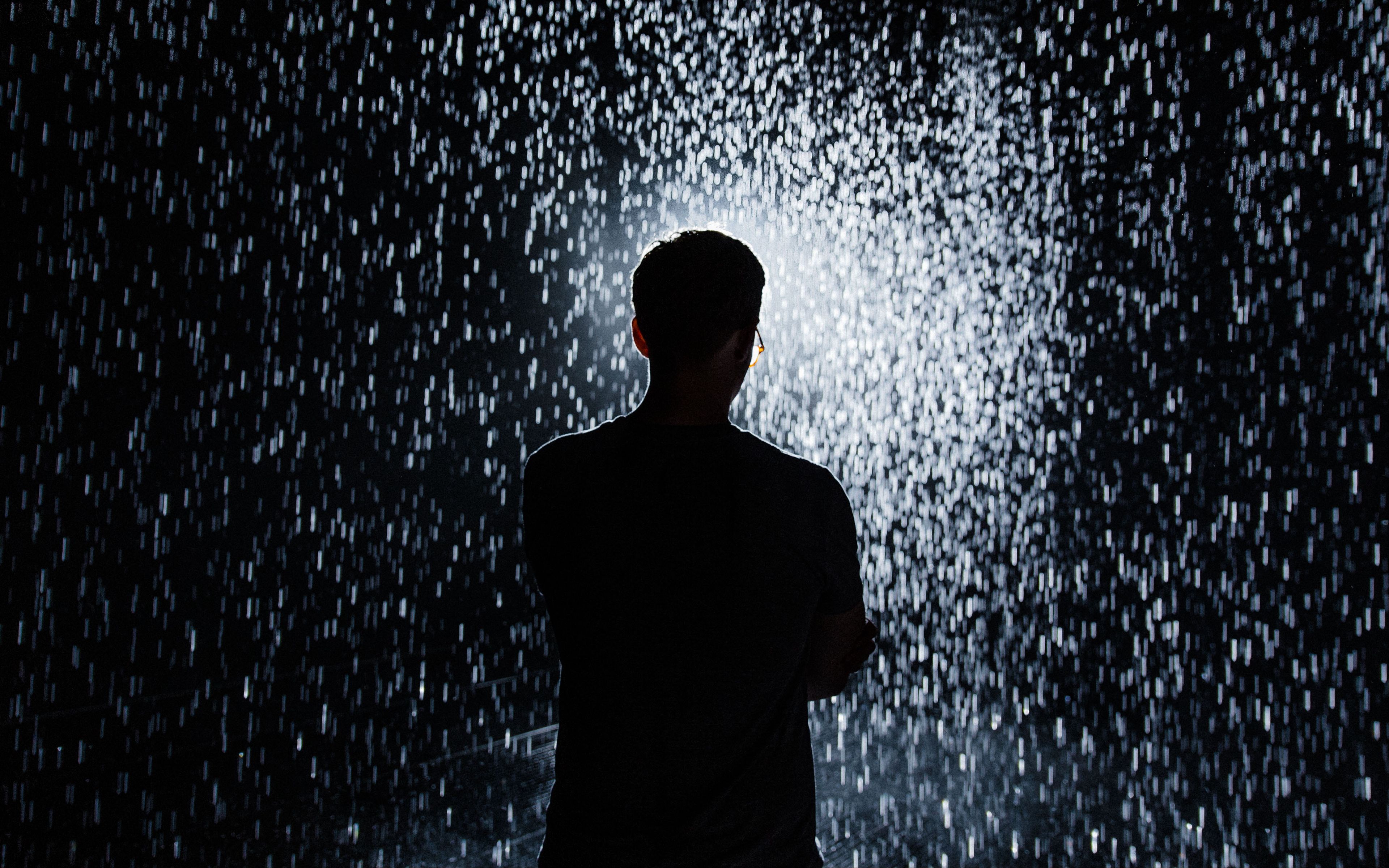 Хороший свет в дождь. Мужчина дождь. Дождь одиночество. Человек дождя. Man picture 1000*1000.