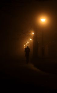 Превью обои силуэт, фонарь, человек, ночь, одиночество, одинокий