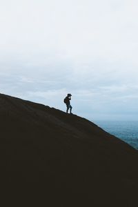 Превью обои силуэт, фотограф, холм, берег