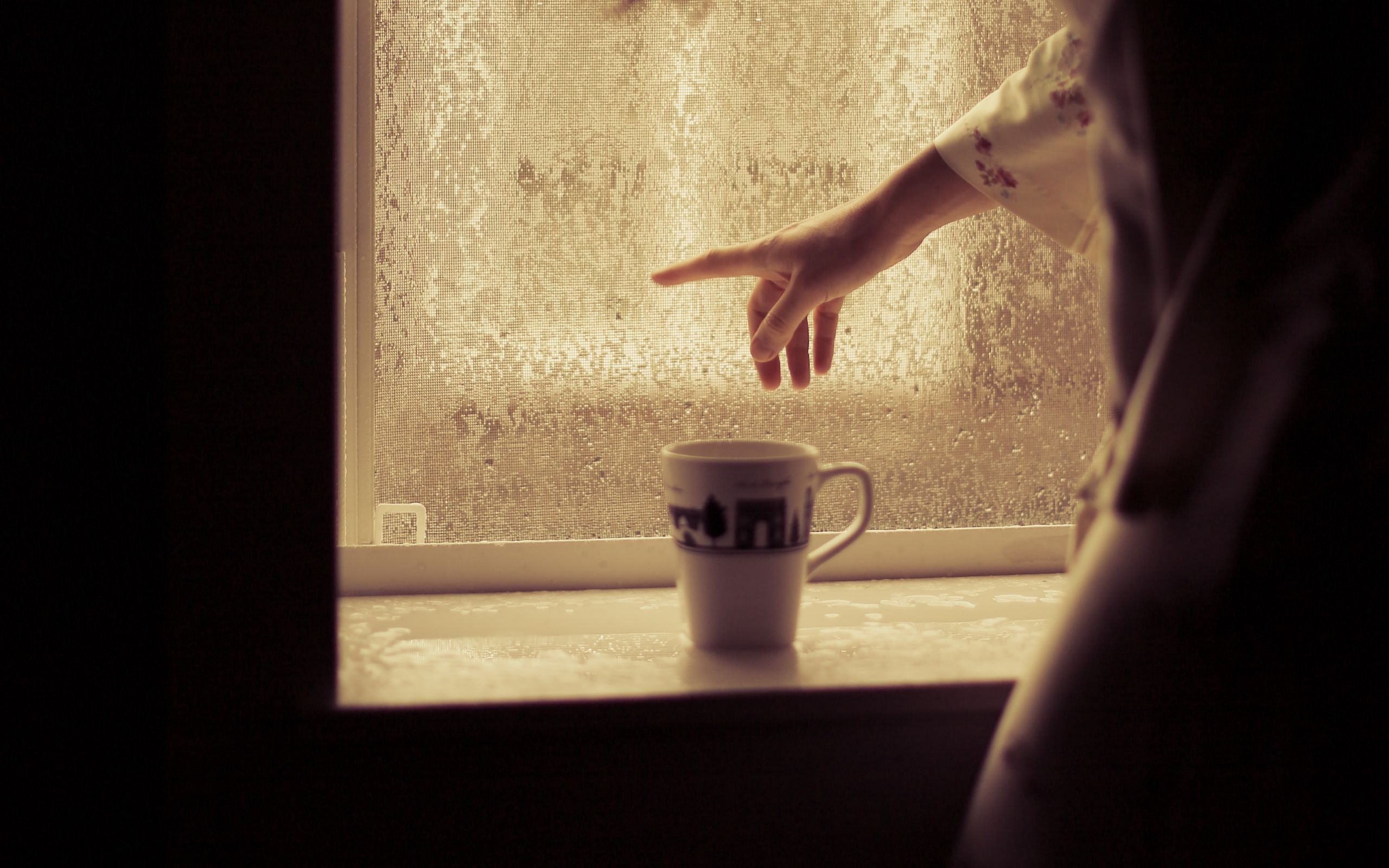 Разве можно быть такой размазней чашка стоит. Чашка кофе на окне. Девушка с чашкой у окна. Девушка с кофе у окна. Ltdeirf e jryf c xfirjq rjat.
