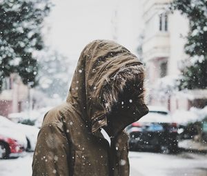 Превью обои силуэт, куртка, капюшон, снег, зима