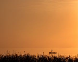 Превью обои силуэт, лодка, озеро, одинокий, туман