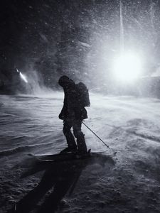 Превью обои силуэт, лыжник, лыжи, снег, ночь