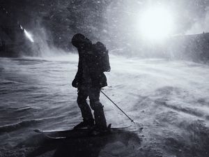 Превью обои силуэт, лыжник, лыжи, снег, ночь