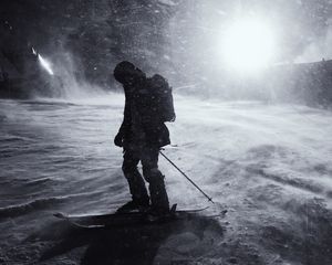 Превью обои силуэт, лыжник, лыжи, снег, ночь