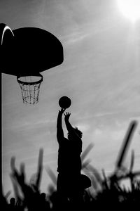 Превью обои силуэт, мяч, баскетбольное кольцо, баскетбол, черно-белый