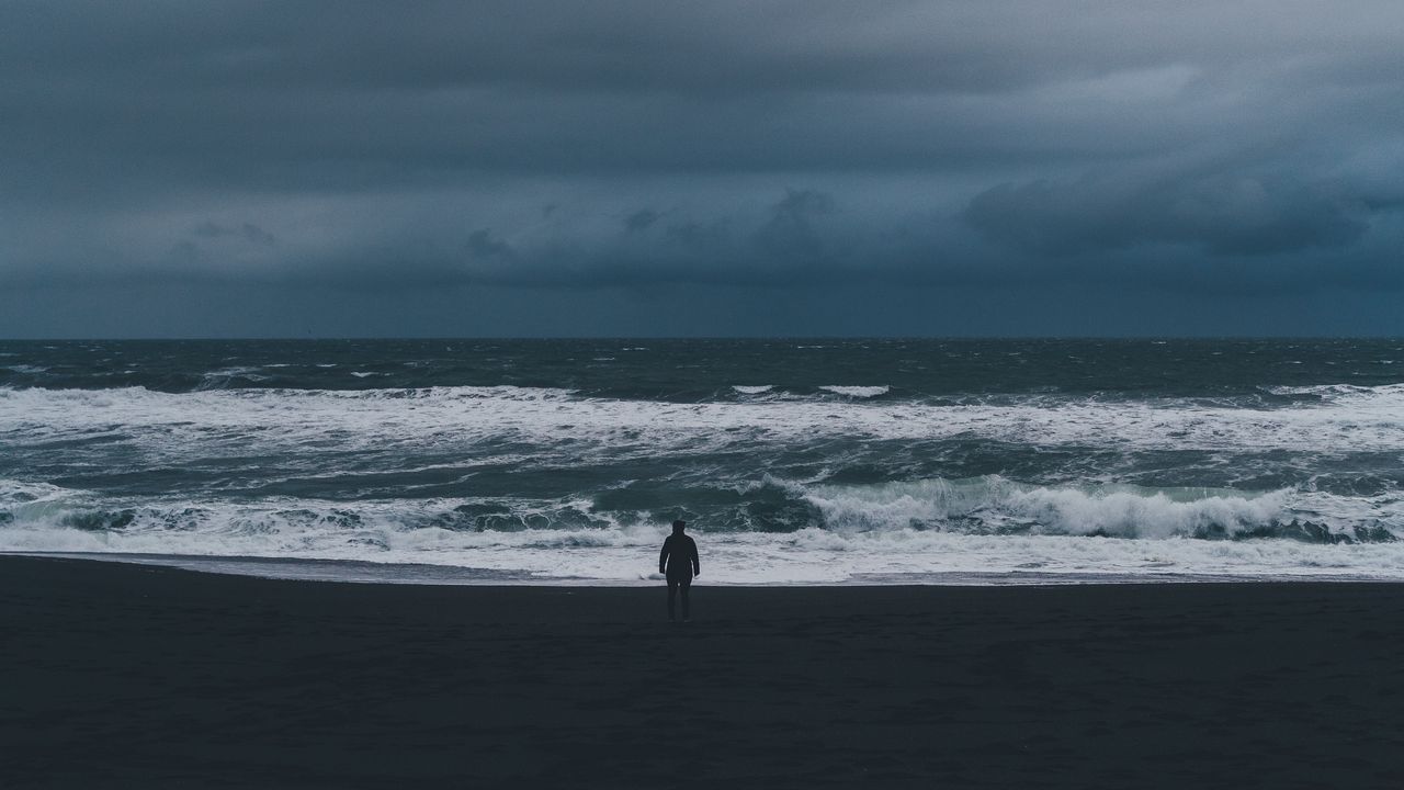 Обои силуэт, море, шторм, пасмурно, волны, одиночество, одинокий
