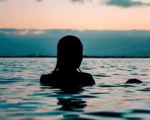 Превью обои силуэт, море, закат, плавание, рябь