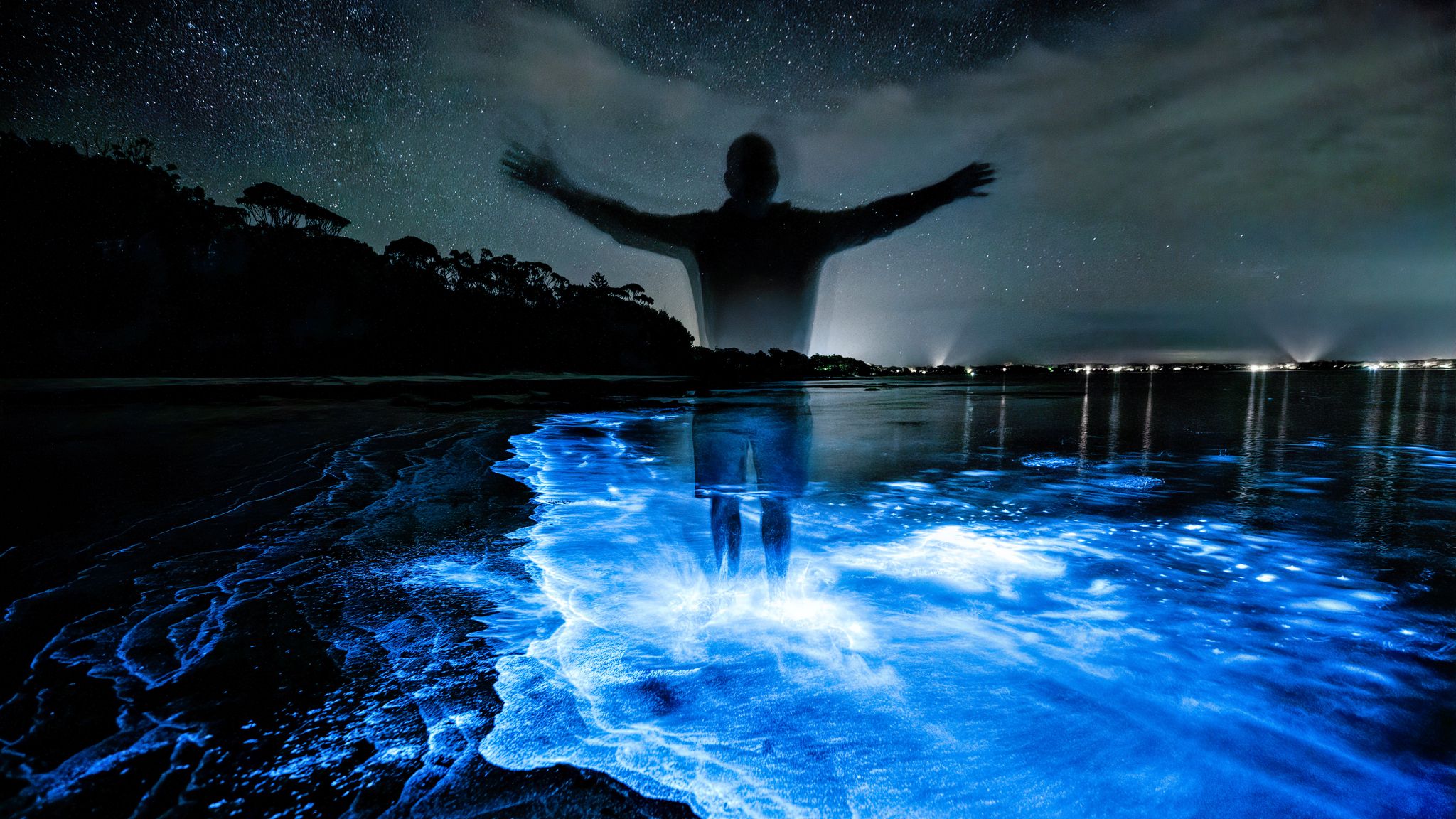 Вода на ночь отзывы. Человеческое свечение. Осознанное сновидение. Необычная вода ночью. Христос из бездны.