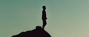 Превью обои силуэт, одиночество, гора, сумерки, темный