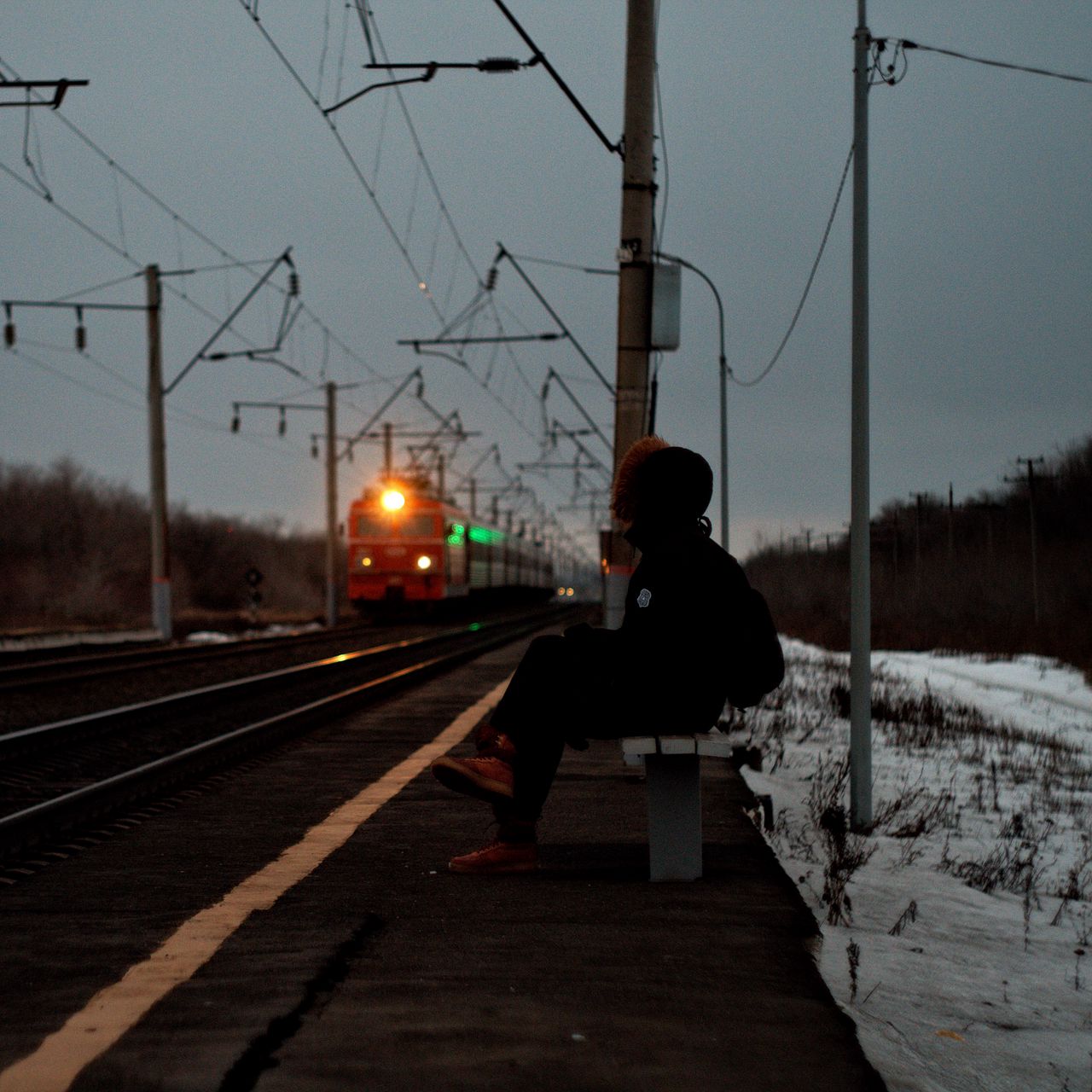 Поезд грусти и печали. Поезд одиночество. Уходящий поезд. Одиночество вокзал. Грусть одиночество.