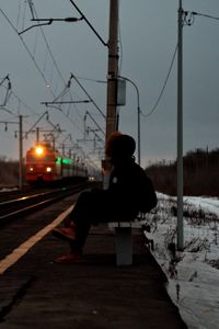 Превью обои силуэт, одиночество, грусть, поезд, станция