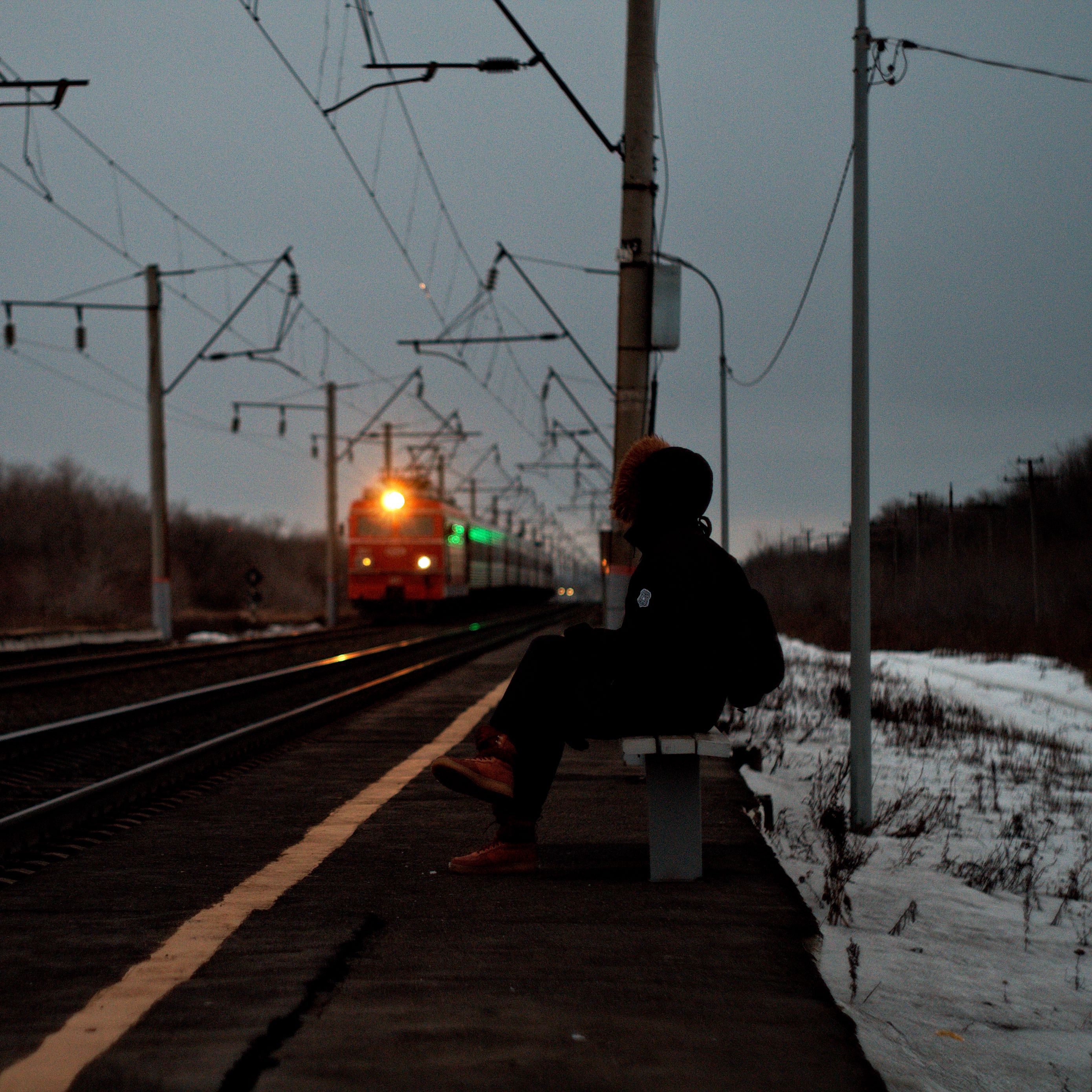 Поезд грусти и печали. Грусть одиночество. Грустный поезд. Грустный одинокий человек. Парень одиночество.