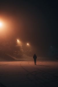 Превью обои силуэт, одиночество, ночь, снег, фонари