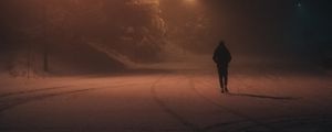 Превью обои силуэт, одиночество, ночь, снег, фонари