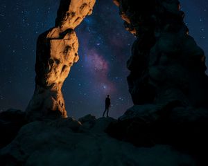 Превью обои силуэт, одиночество, одинокий, арка, ночь