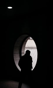 Превью обои силуэт, одиночество, окно, свет, темнота
