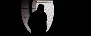 Превью обои силуэт, одиночество, окно, свет, темнота