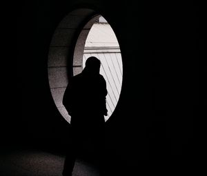 Превью обои силуэт, одиночество, окно, свет, темнота