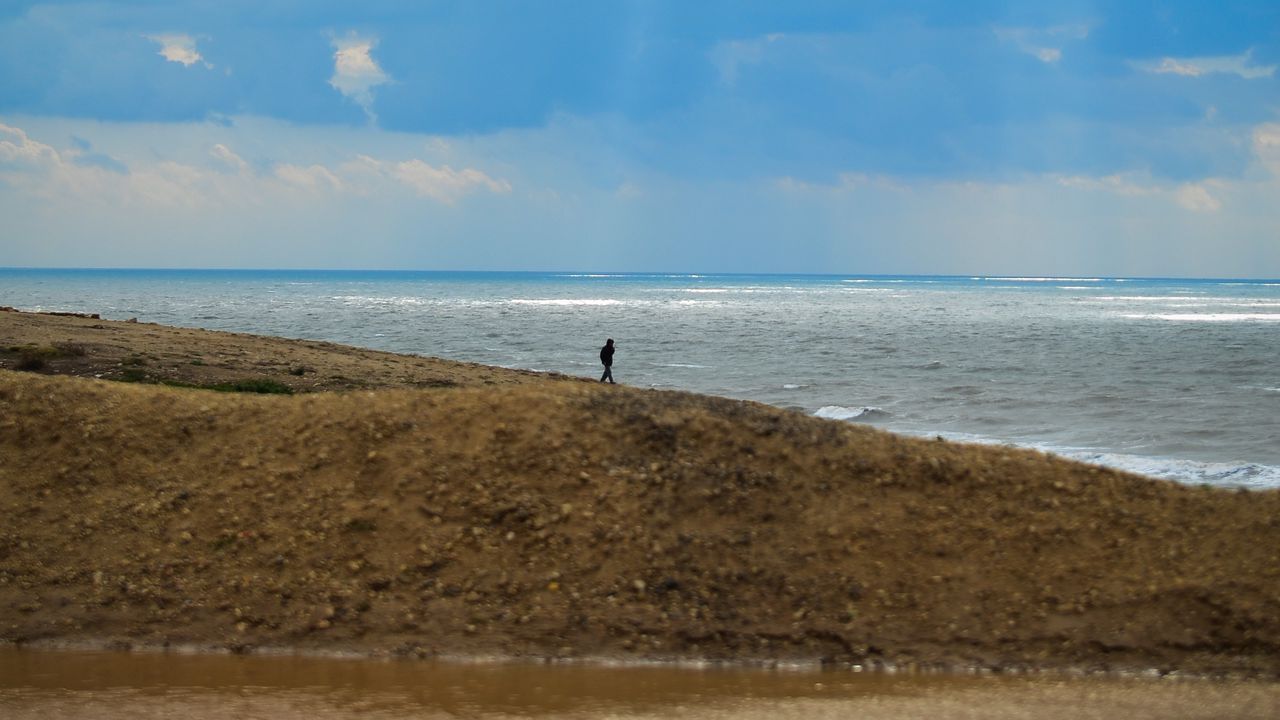 Обои силуэт, одиночество, побережье, море, облака, лучи, свет