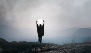 Превью обои силуэт, одиночество, жест, луна, горы