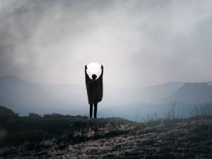 Превью обои силуэт, одиночество, жест, луна, горы