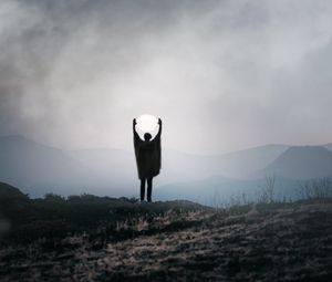Превью обои силуэт, одиночество, жест, луна, горы
