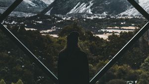 Превью обои силуэт, окно, горы, вид, пейзаж