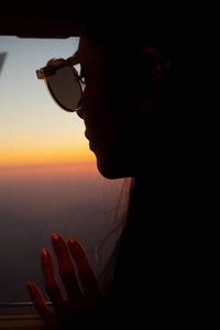 Превью обои силуэт, окно, иллюминатор, полет