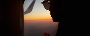 Превью обои силуэт, окно, иллюминатор, полет