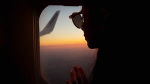 Превью обои силуэт, окно, иллюминатор, полет