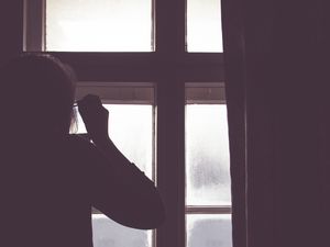 Превью обои силуэт, окно, темный, фигура, мрак