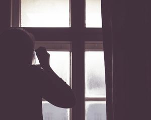 Превью обои силуэт, окно, темный, фигура, мрак