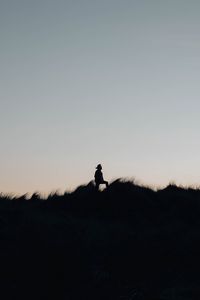 Превью обои силуэт, поле, ночь, небо, одинокий
