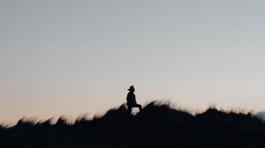 Превью обои силуэт, поле, ночь, небо, одинокий