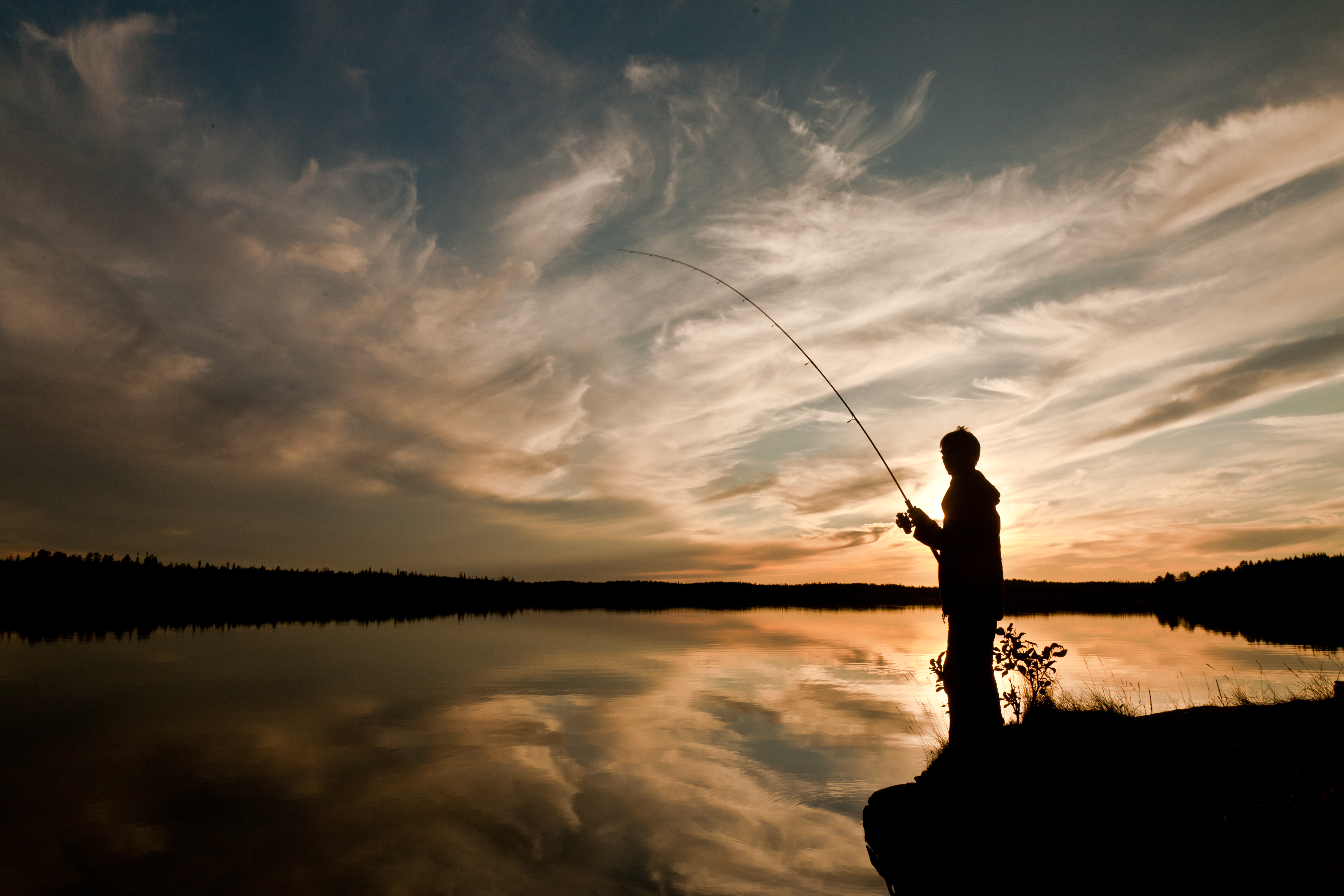 Озеро удочка рыбалка. Рыбак с удочкой. Тень рыбака с удочкой. Удочка для рыбалки. Рыбалка на спиннинг.