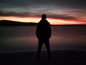 Превью обои силуэт, темный, сумерки, пляж, озеро, горизонт