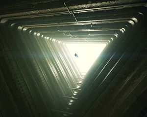 Превью обои силуэт, треугольник, свет, тоннель