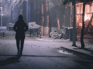Превью обои силуэт, улица, ночь, снег