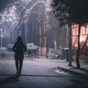 Превью обои силуэт, улица, ночь, снег