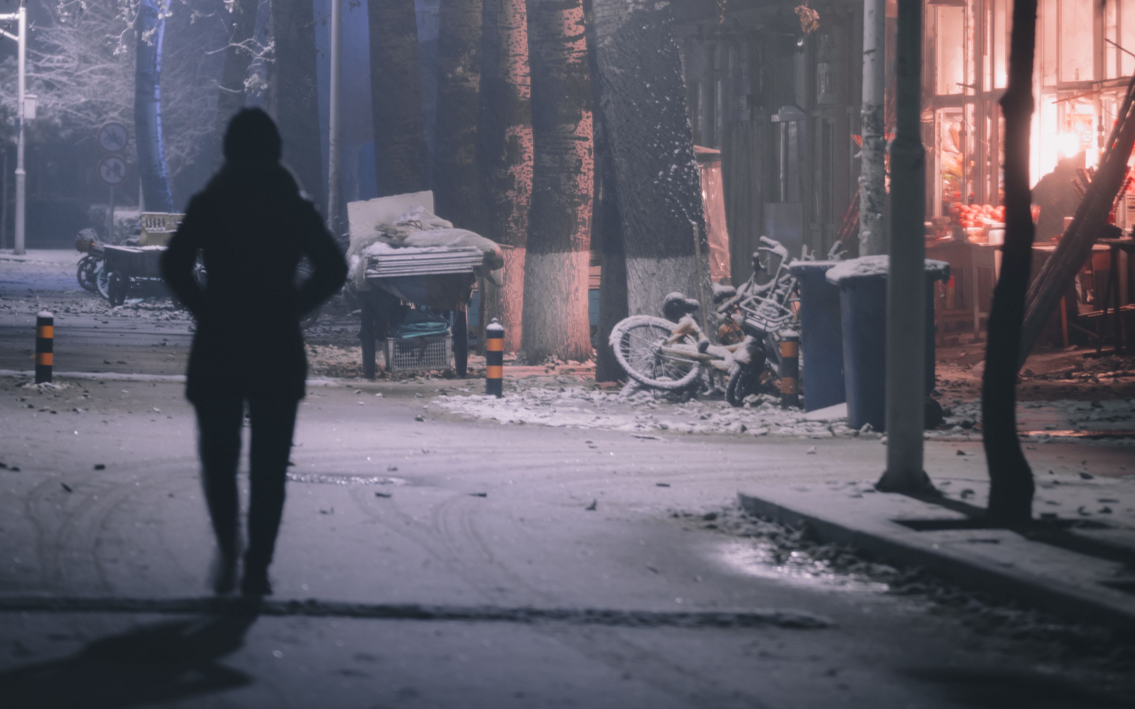 Ночные ли. Парень ночью. Ночной двор зимой. Ночные дворы России зимой. Зимний город улица ночь атмосферно.