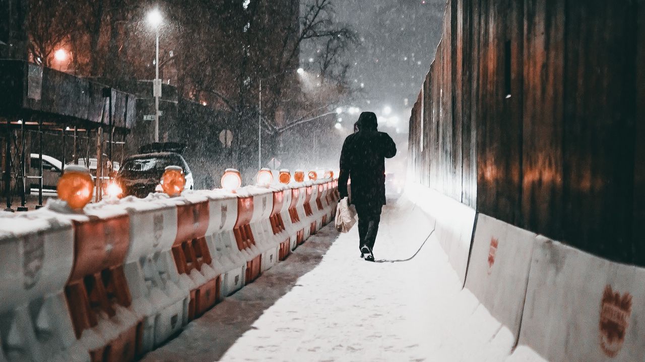 Обои силуэт, улица, снег, зима, метель