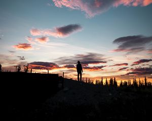 Превью обои силуэт, закат, одиночество, облака, возвышенность, хили, сша