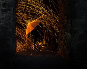 Превью обои силуэт, зонтик, искры, арка, темный
