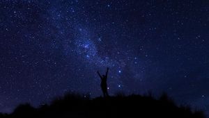 Превью обои силуэт, звездное небо, ночь, темный