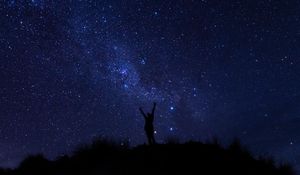 Превью обои силуэт, звездное небо, ночь, темный