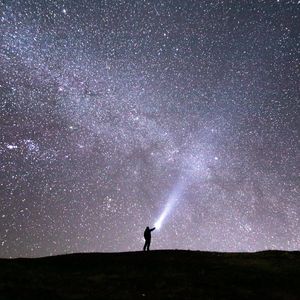 Превью обои силуэт, звездное небо, звезды, блеск, ночь