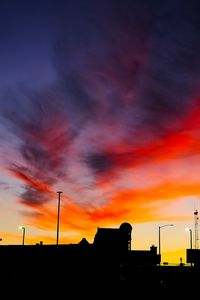 Превью обои силуэты, город, здания, облака, цветной, закат, небо, темный