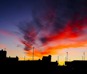 Превью обои силуэты, город, здания, облака, цветной, закат, небо, темный