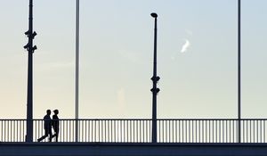 Превью обои силуэты, мост, минимализм, прогулка